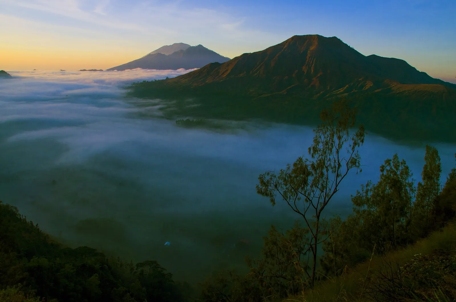 Le Batur depuis Pinggan à l'aube
