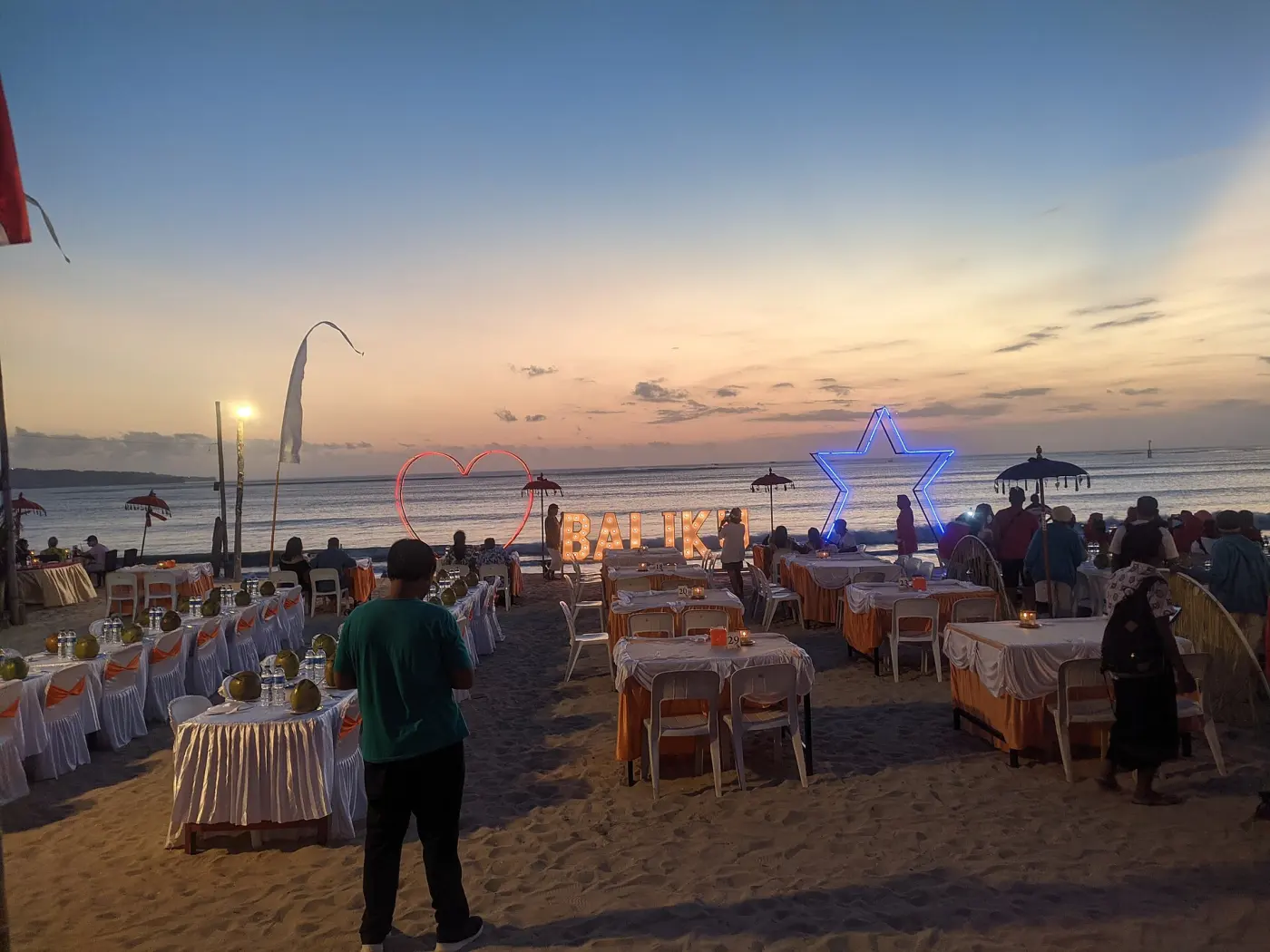 Tables de fruits de mer sur la plage de Jimbaran