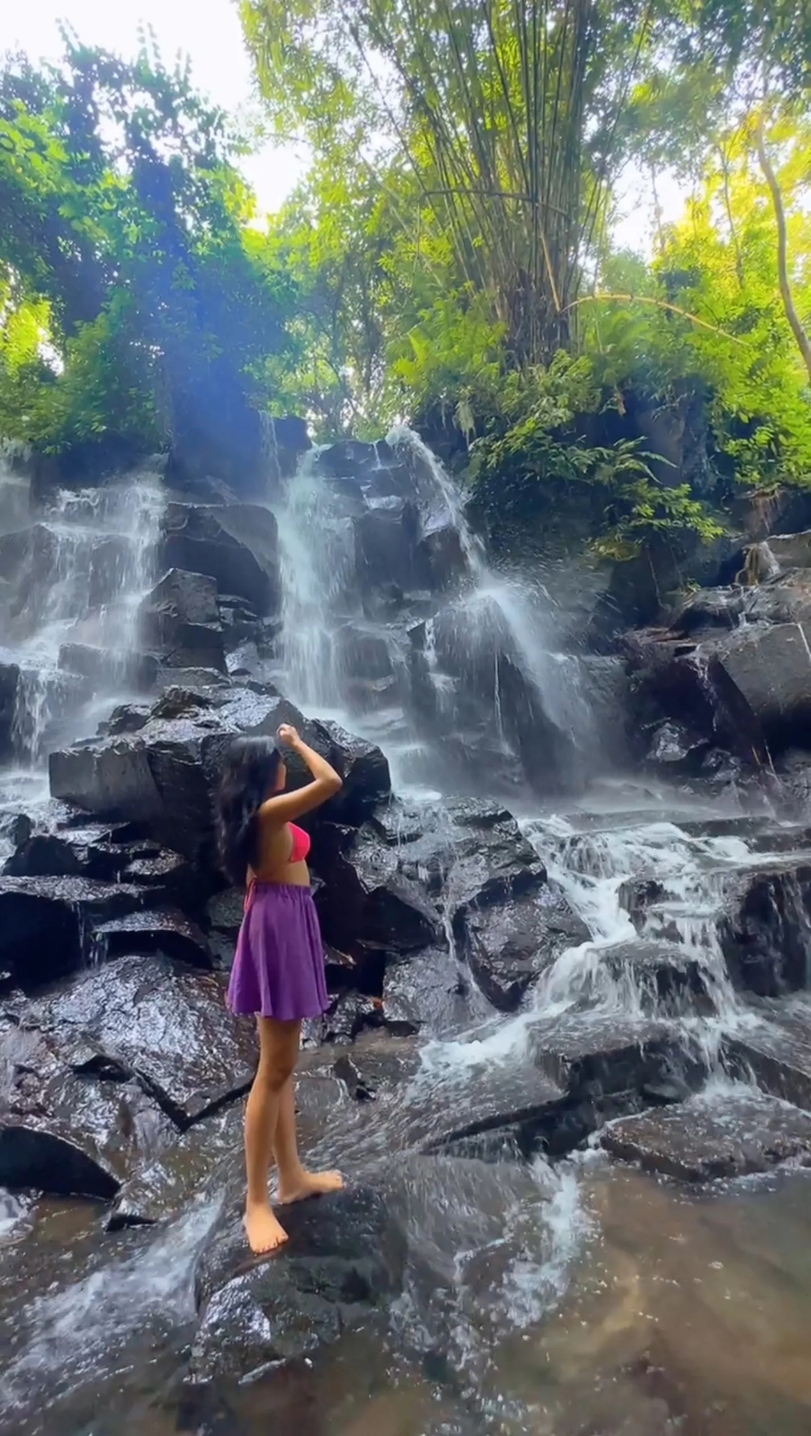 Sous la cascade de Kanto Lampo