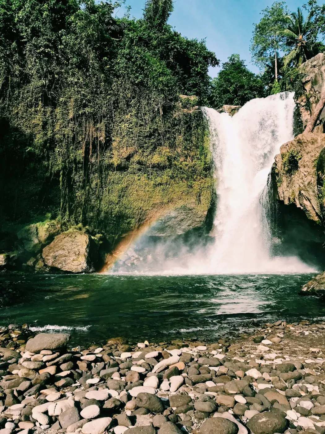 Arc-en-ciel dans les embruns à Tegenungan
